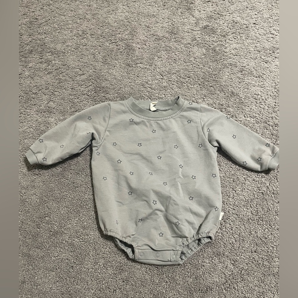 Quincy Mae. NWOT. Gray Star Pattern long-sleeve bubble romper. 3-6M.
